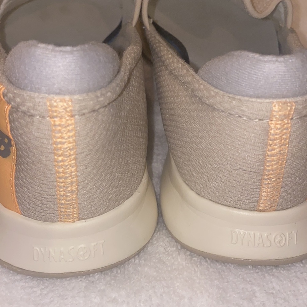 New balance, beige,/Tan slip On Sneakers size 9 - Picture 9 of 11